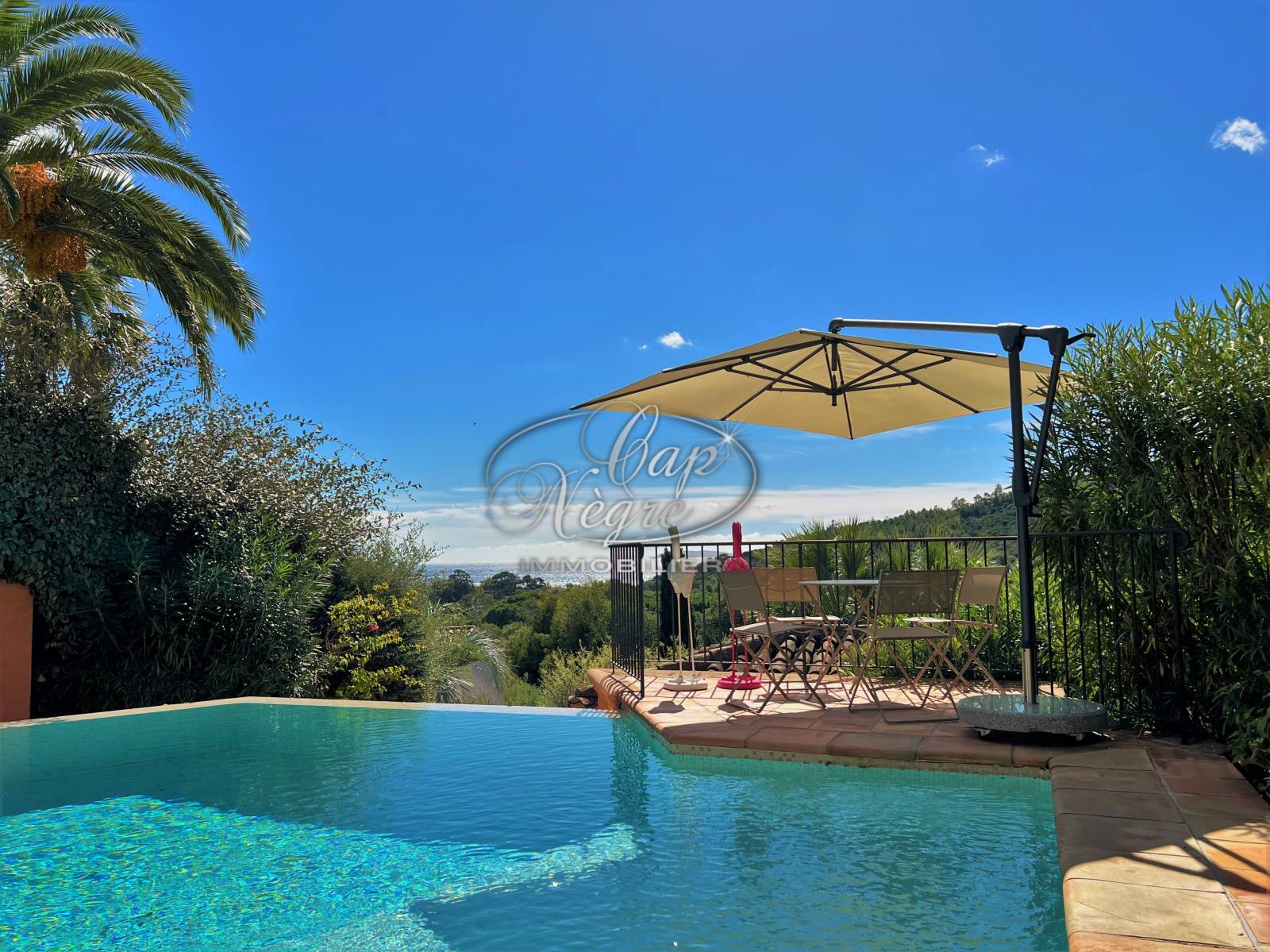 Maison avec piscine pour 8 personnes climatisée avec vue mer à Cavalière en location saisonnière - Cap Nègre Immobilier
