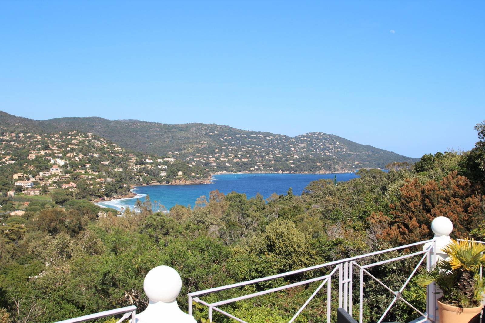 Agence immobilière pour acheter une maison avec piscine à La Fossette dans le Lavandou