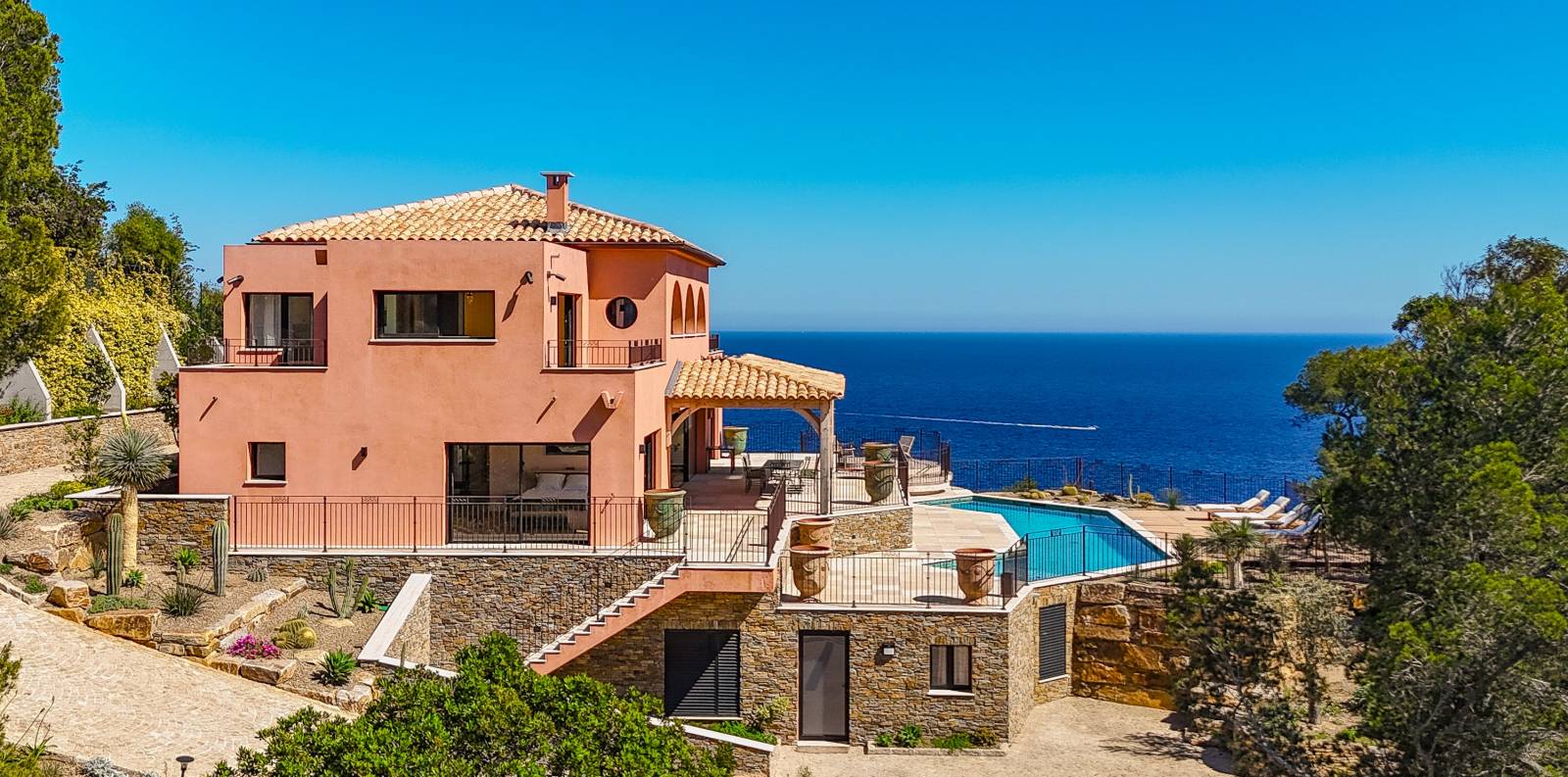 Location saisonnière pour les vacances dans le Var au Lavandou Cavalière Cap-Nègre