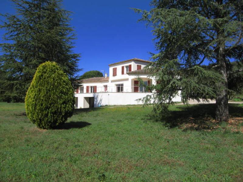 grands espaces extérieurs et intérieurs pour cette propriété récente au cœur des oliviers Brignoles