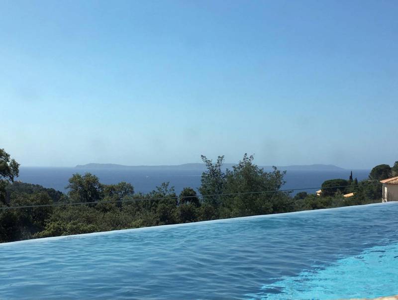 VILLA SUR 3 NIVEAUX AVEC VUE IMPRENABLE ET PISCINE AA DEBORDEMENT ET TERARIN PAYSAGÉ AU RAYOL CANADEL
