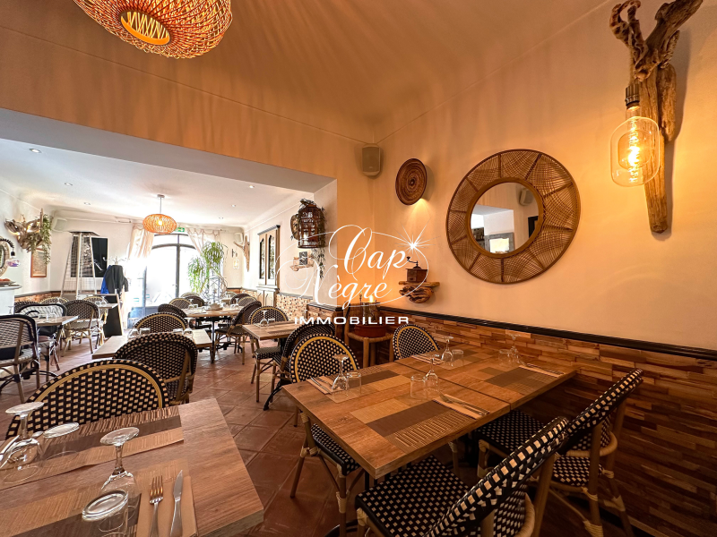 RESTAURANT À VENDRE AVEC TERRASSE ET COUR INTÉRIEURE AU COEUR DU VILLAGE DE RAMATUELLE