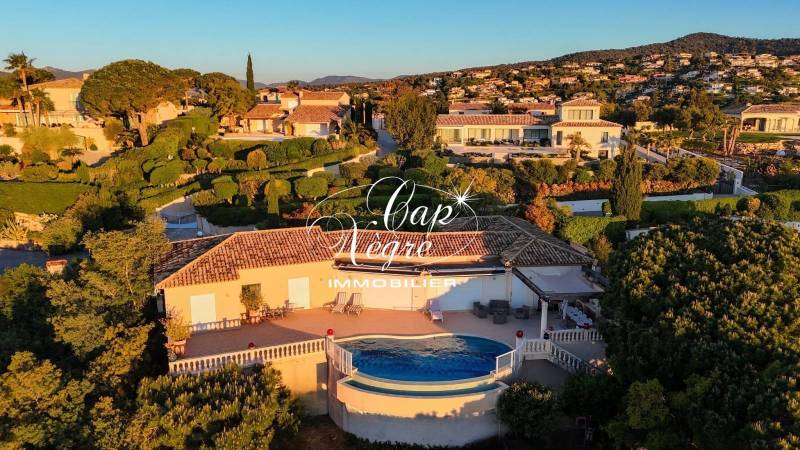 VILLA AVEC PISCINE DE 240M² À VENDRE VUE MER PANORAMIQUE À SAINTE MAXIME