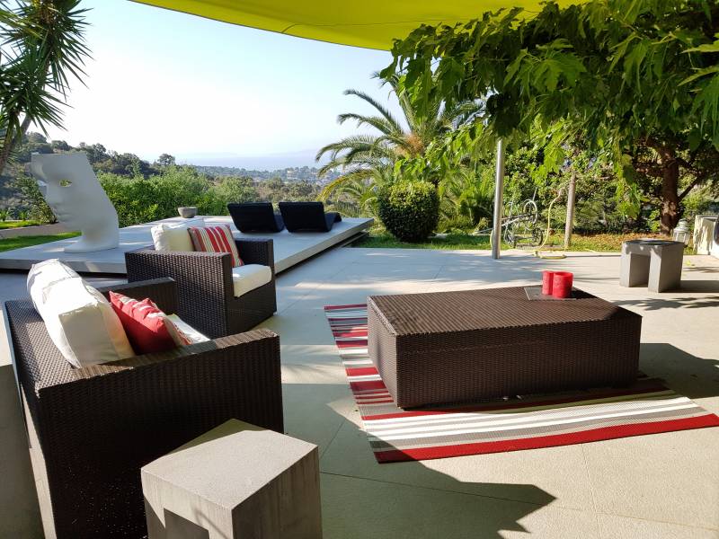 SPLENDIDE PROPRIÉTÉ SUR LES HAUTEURS DE BORMES - TERRAIN PISCINE ET PETIT LAC