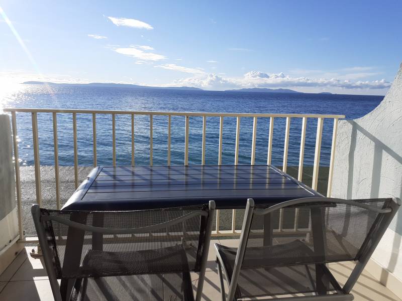 SOUS COMPROMIS DE VENTE - EXCLUSIVITE - APPARTEMENT CLIMATISÉ PIEDS DANS L'EAU - CAVALIÈRE