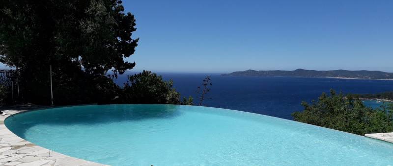superbe vue ver depuis lotissement privé, villa cavalière au lavandou