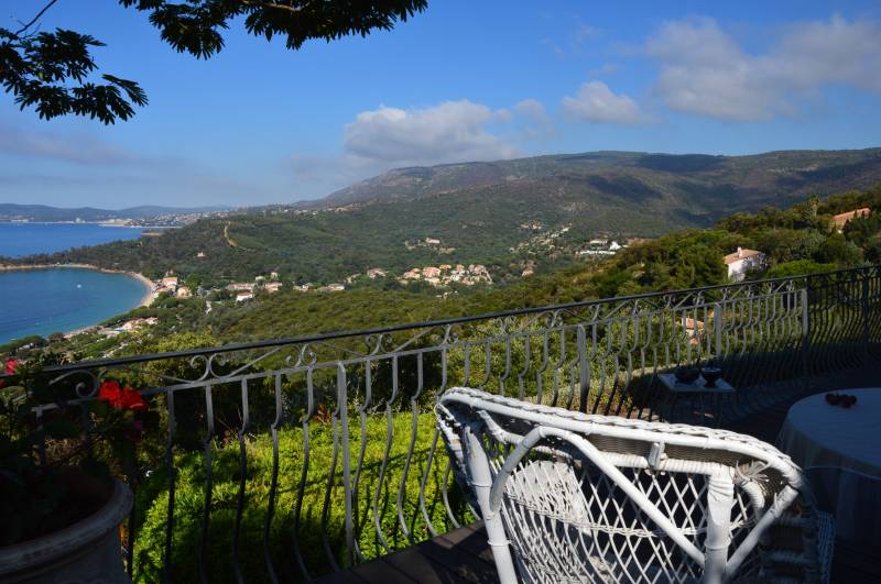 VUE PANORAMIQUE POUR CETTE SUPERBE VILLA A CAVALIÈRE LE LAVANDOU