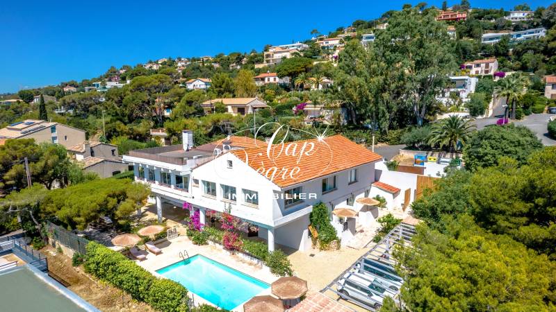 VILLA DE LUXE REFAITE À NEUF À VENDRE 11 PIÈCES 515m² VUE MER PANORAMIQUE AVEC PISCINE AUX ISSAMBRES