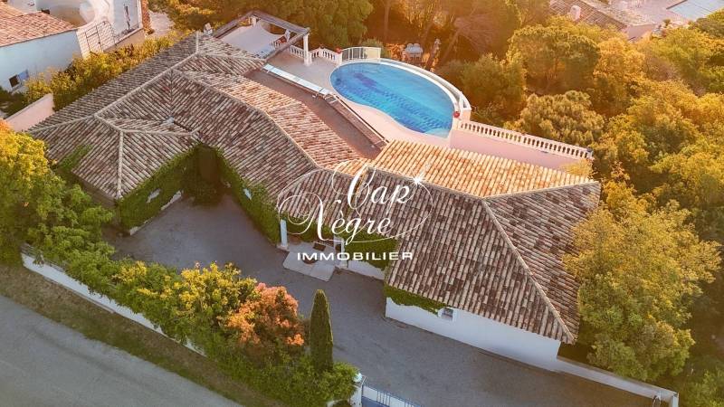VILLA AVEC PISCINE DE 240M² À VENDRE VUE MER PANORAMIQUE À SAINTE MAXIME