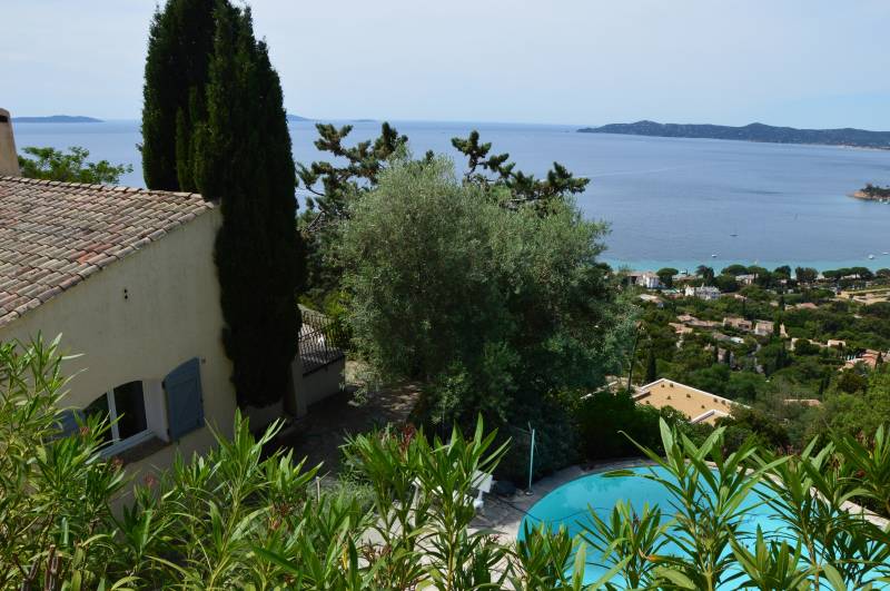 TERRAIN PISCINE ET VUE PANORAMIQUE POUR CETTE SUPERBE VILLA DANS LE LOTISSEMENT 