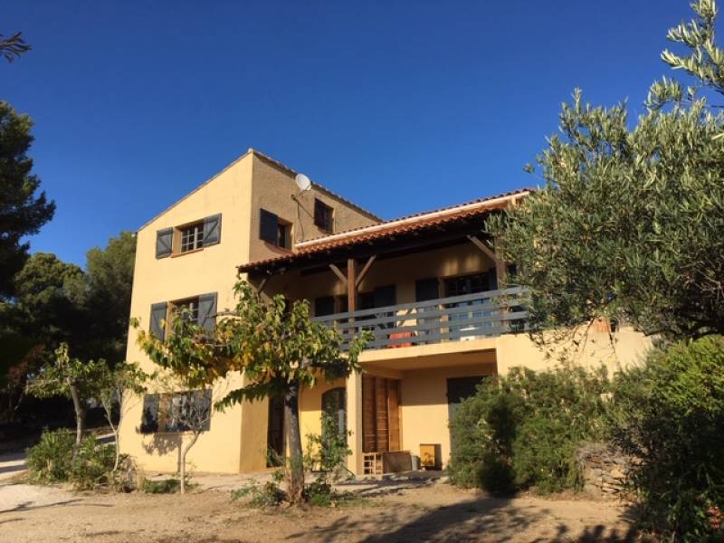 PROPRIÉTÉ SUR 3 NIVEAUX AVEC TERRAIN ARBORÉ - BORMES-LES-MIMOSAS