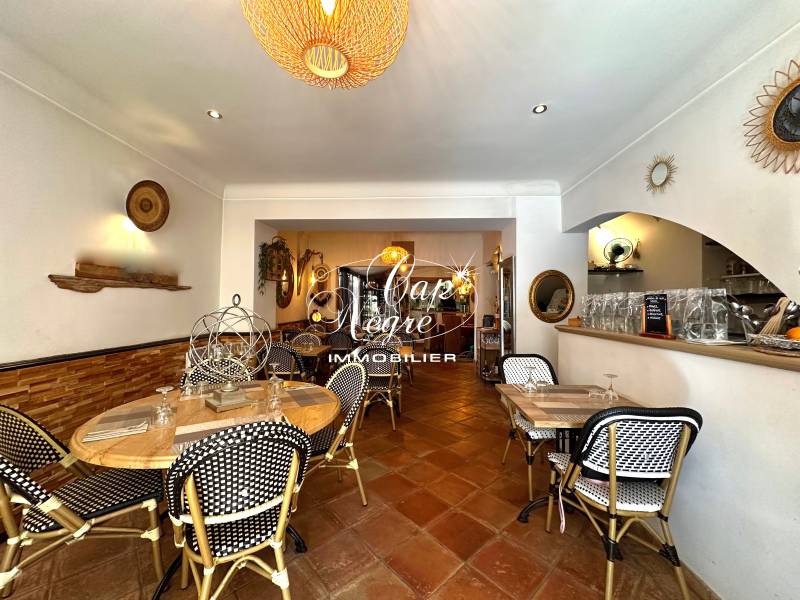 RESTAURANT À VENDRE AVEC TERRASSE ET COUR INTÉRIEURE AU COEUR DU VILLAGE DE RAMATUELLE