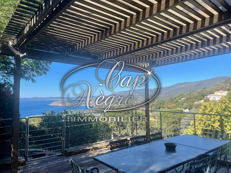 SOUS COMPROMIS - RAYOL CANADEL SUR MER - VILLA D'ARCHITECTE AVEC VUE SOMPTUEUSE