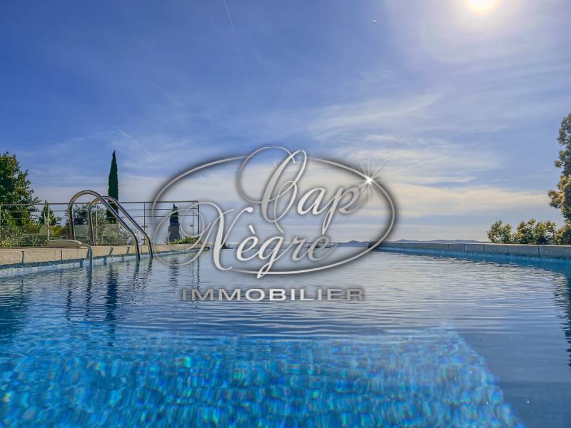 à vendre Rayol Canadel splendide villa clé en mains avec vue imprenable et prestations haut de gamme cuisine sur mesure piscine chauffée et stationnements multiples