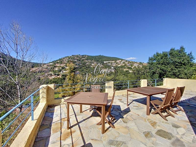 MAISON DE CHARME DANS LES COLLINES DE VALCROS