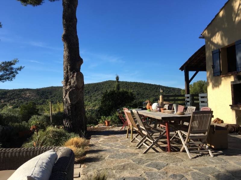 PROPRIÉTÉ SUR 3 NIVEAUX AVEC TERRAIN ARBORÉ - BORMES-LES-MIMOSAS