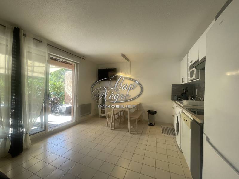 VENDU - GRAND ESPACE EXTÉRIEUR POUR CET APPARTEMENT AVEC PARKING ET CAVE - CAVALIÈRE