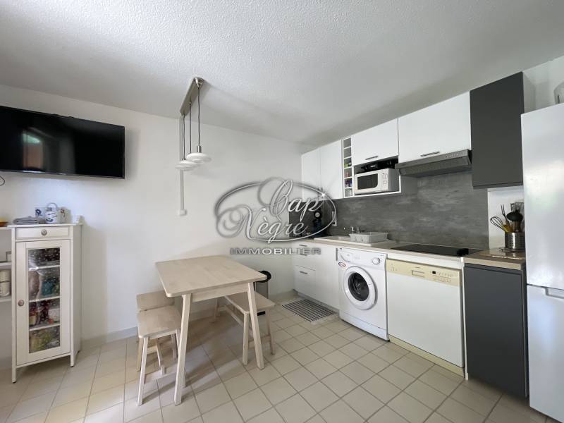VENDU - GRAND ESPACE EXTÉRIEUR POUR CET APPARTEMENT AVEC PARKING ET CAVE - CAVALIÈRE