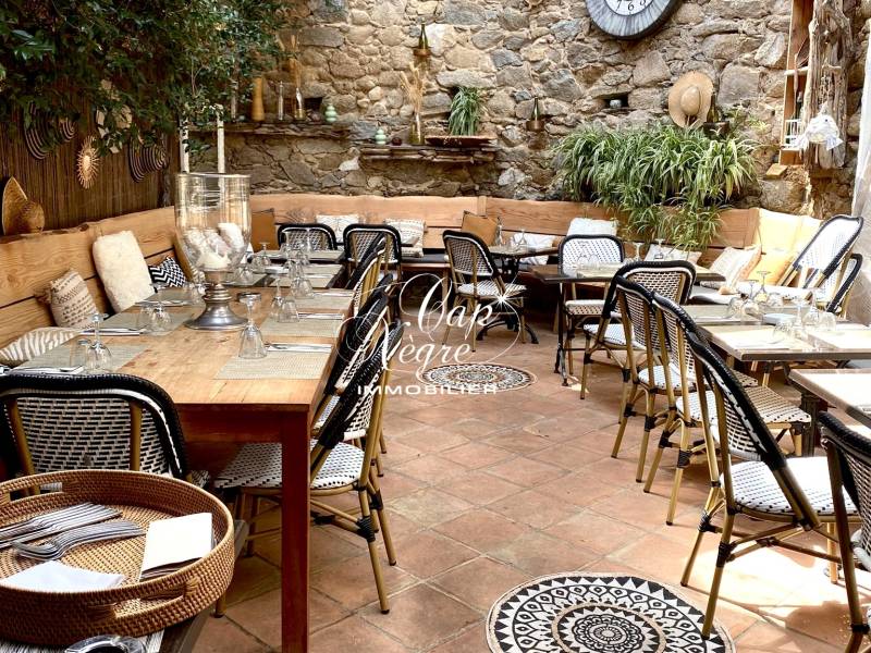 RESTAURANT À VENDRE AVEC TERRASSE ET COUR INTÉRIEURE AU COEUR DU VILLAGE DE RAMATUELLE