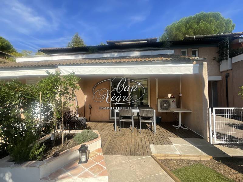 vend appartement tout confort parking et cave privée terrasse mer à pieds Le Lavndou Cavalière