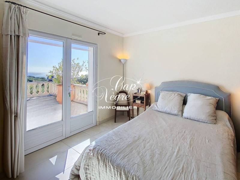 VILLA AVEC PISCINE DE 240M² À VENDRE VUE MER PANORAMIQUE À SAINTE MAXIME