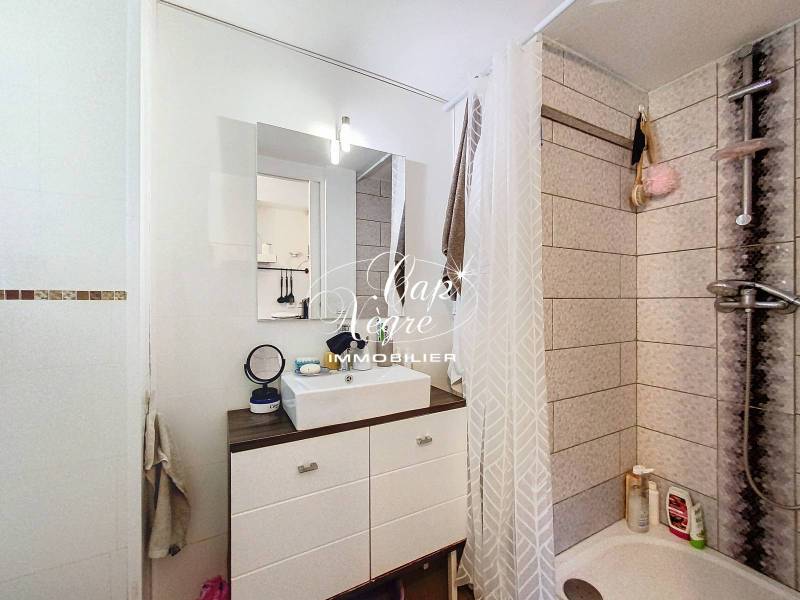 MAZET T2 À VENDRE 34M² EN RÉSIDENCE AVEC PISCINE À LA CROIX VALMER