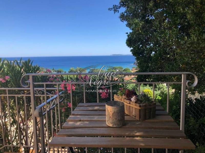 VENDU - PRAMOUSQUIER - MAZET SUR 2 NIVEAUX RÉNOVÉ VUE MER