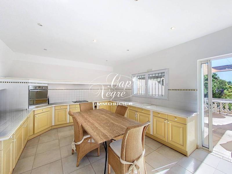 VILLA AVEC PISCINE DE 240M² À VENDRE VUE MER PANORAMIQUE À SAINTE MAXIME