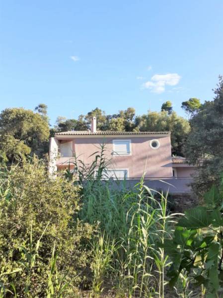 propriété dans un écrin d everdure ultra protégé à 100m d'une des plages de Cavalaire