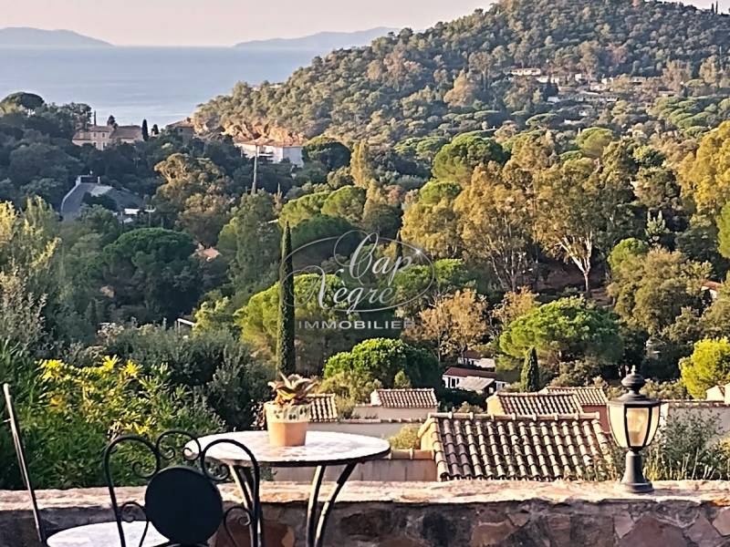 VENDU PAR CAP NÈGRE - EXCLUSIVITÉ PRAMOUSQUIER - RÉSIDENCE AVEC PISCINE - CHARMANT MAZET VUE MER