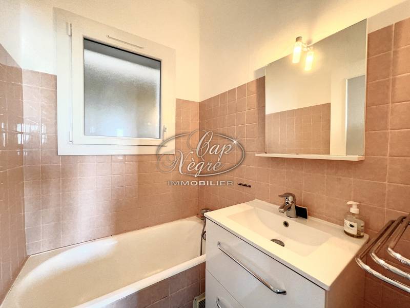 SOUS OFFRE - APPARTEMENT VUE MER ET PROCHE COMMERCES - LE RAYOL