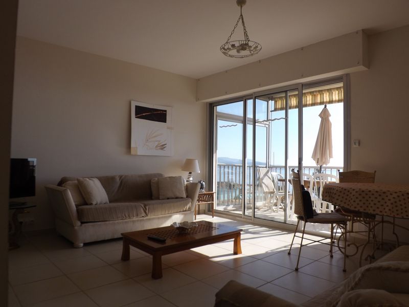 APPARTEMENT T3 LE LAVANDOU VUE MER IMPRENABLE