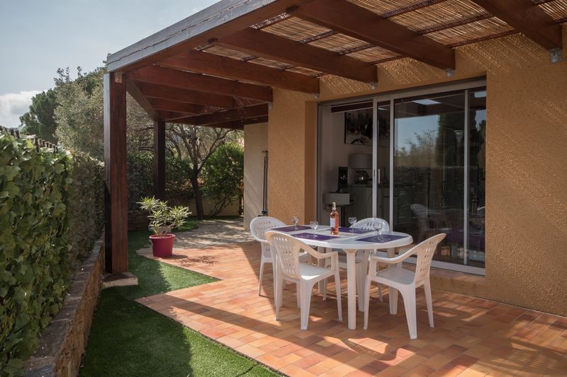 2 PIECES REZ DE  JARDIN T2 PROCHE DE LA PLAGE -PARKING PRIVE ET CAVE.