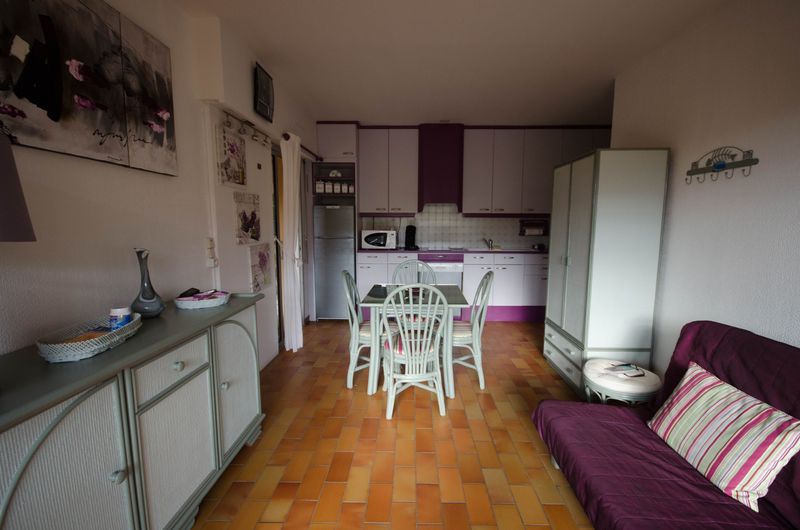 2 PIECES REZ DE  JARDIN T2 PROCHE DE LA PLAGE -PARKING PRIVE ET CAVE.