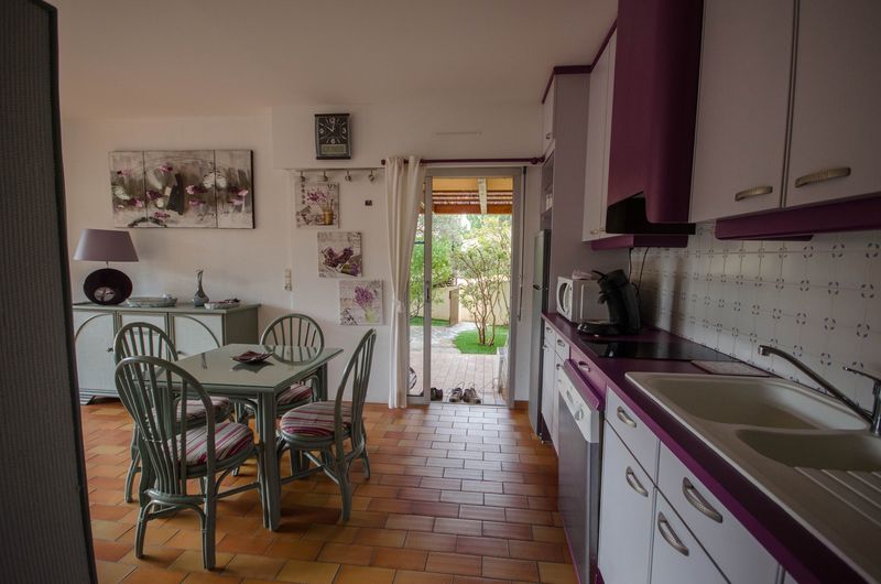 2 PIECES REZ DE  JARDIN T2 PROCHE DE LA PLAGE -PARKING PRIVE ET CAVE.