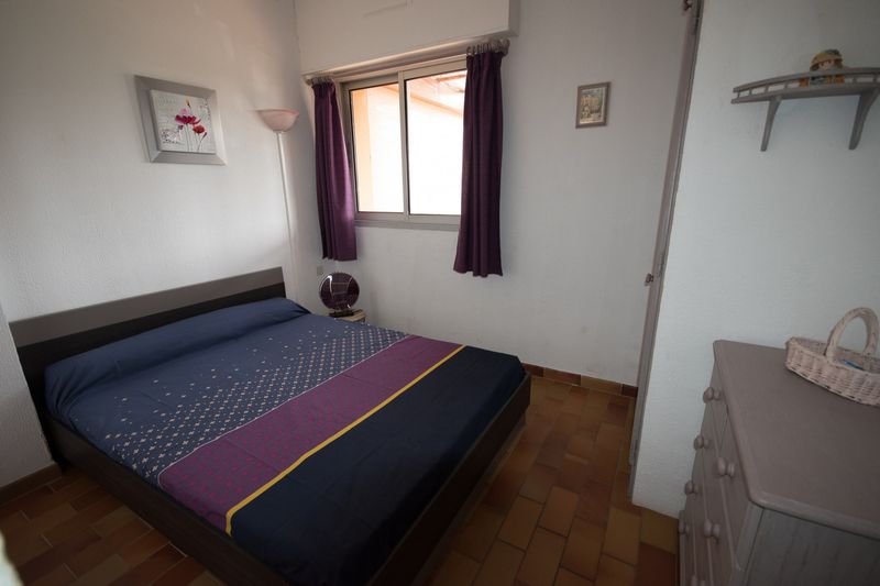 2 PIECES REZ DE  JARDIN T2 PROCHE DE LA PLAGE -PARKING PRIVE ET CAVE.