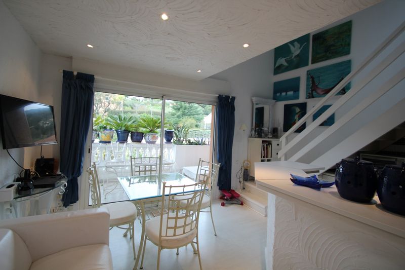 vente T2 mezzanine refait avec grande terrasse à Cavalière Le Lavandou