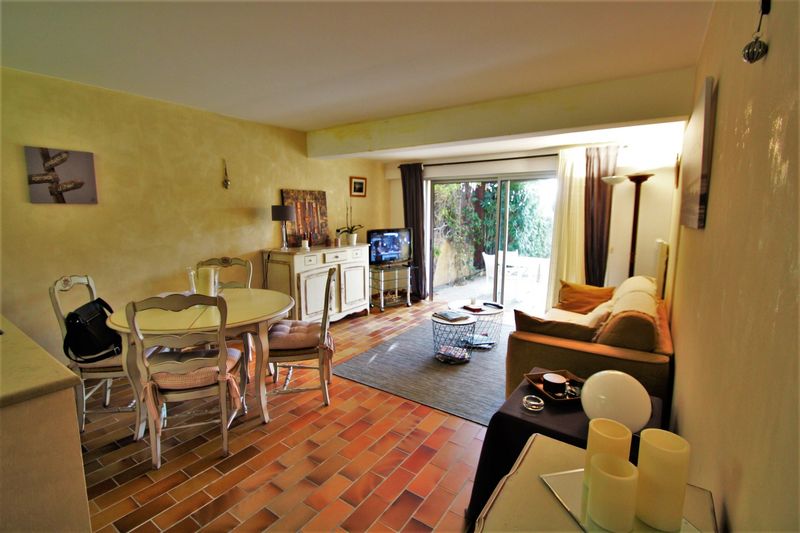 BEAU T2 PIECES-CABINE EN REZ-DE-JARDIN T2 PIÈCES-CABINE LE LAVANDOU SAINT CLAIR idéalement situé, au calme et environnement privilégié.