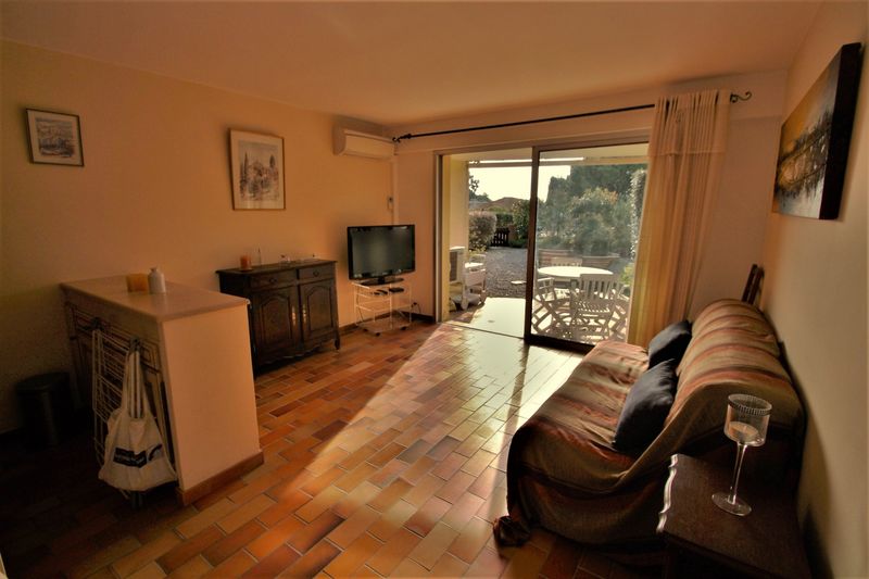 STUDIO EN REZ-DE-JARDIN STUDIO LE LAVANDOU SAINT CLAIR STUDIO AU CALME DANS RESIDENCE DE BON STANDING - PROCHE PLAGE ET COMMERCES.