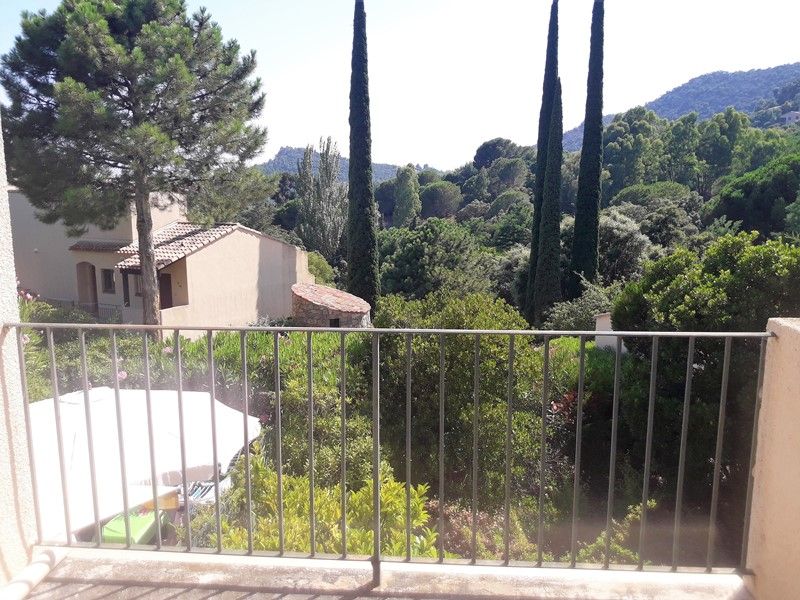 MAZET SUR 2 NIVEAUX T4 AU CALME PRAMOUSQUIER LE LAVANDOU