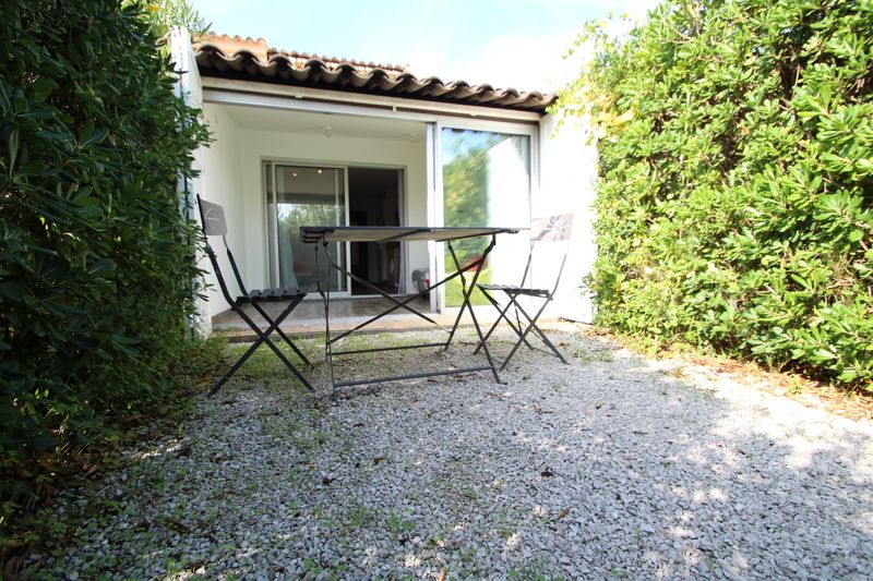 CHARMANT STUDIO REFAIT A NEUF - LE LAVANDOU PRAMOUSQUIER