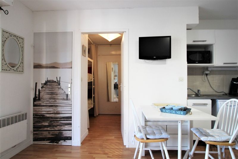 CHARMANT STUDIO CABINE GRANDE TERRASSE REFAIT A NEUF PLACE DE PARKING PRIVE