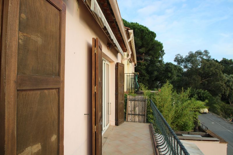 APPARTEMENT AU COEUR DU VILLAGE VUE MER T3 LE RAYOL CANADEL