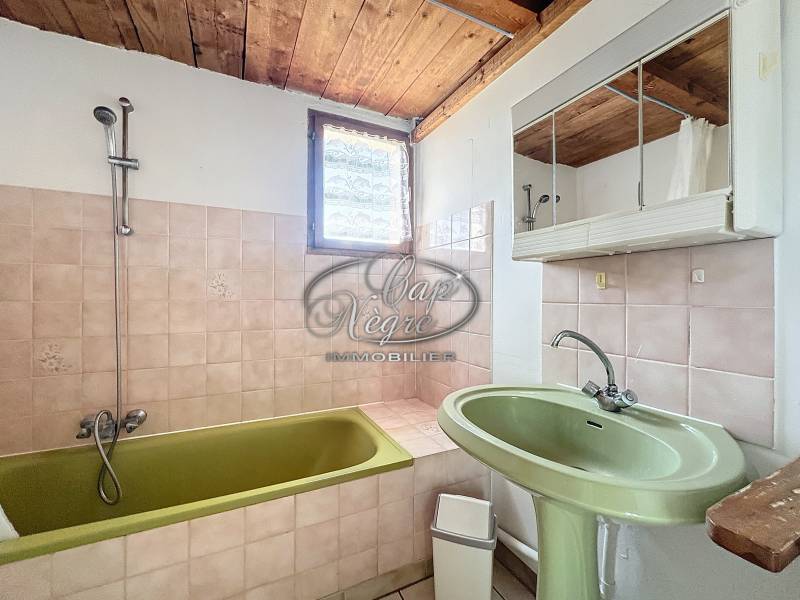 Maison à vendre au Lavandou, proche mer et centre-ville, avec terrain aménageable et potentiel rare