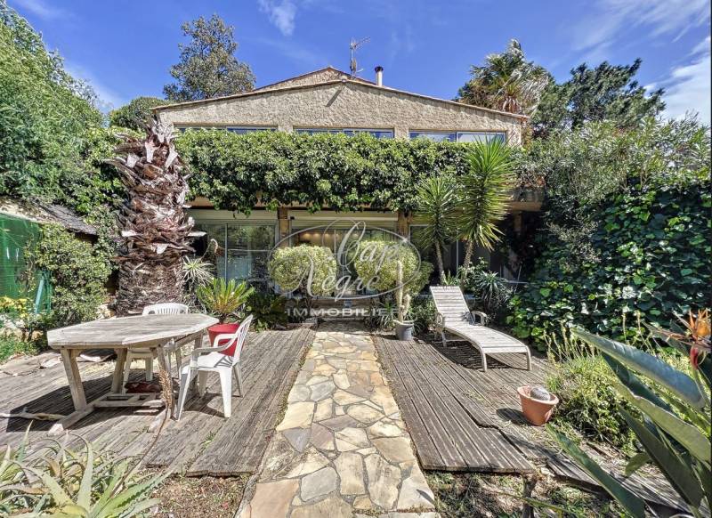 PROPRIÉTÉ PROVENÇALE COMPOSÉE DE 4 APPARTEMENTS SPACIEUX - LE RAYOL-CANADEL VAR