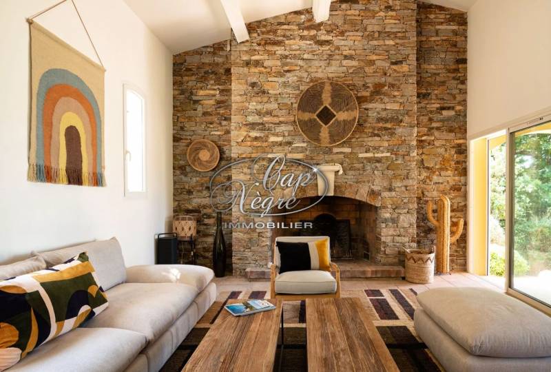 A VENDRE SPLENDIDE MAISON DARCHITECTE DE STYLE PROVENCALE AVEC PISCINE VUE IMPRENABLE LA MER ET LES COLLINES