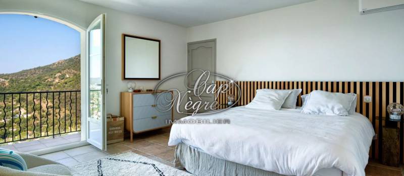 AIGUEBELLE LE LAVANDOU PROPRIETE VUE MER PISCINE