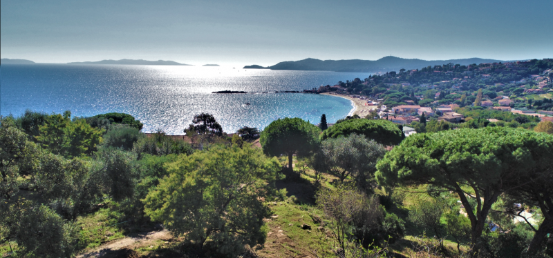 Saint Clair plage à pieds vue mer et piscine villa neuve à construire Le Lavandou
