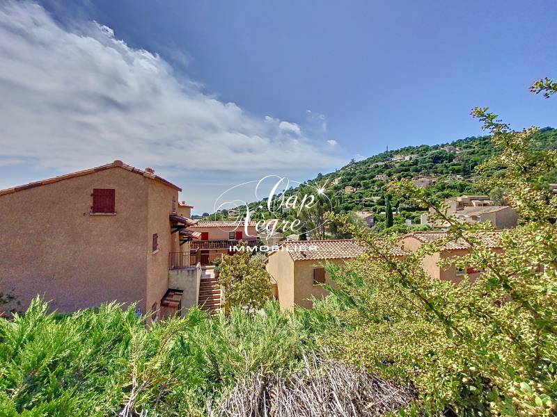 VENDU - MAZET T2 VUE MER À VENDRE DANS RÉSIDENCE CALME AVEC PISCINE À CAVALAIRE SUR MER