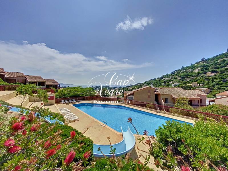 VENDU - MAZET T2 VUE MER À VENDRE DANS RÉSIDENCE CALME AVEC PISCINE À CAVALAIRE SUR MER